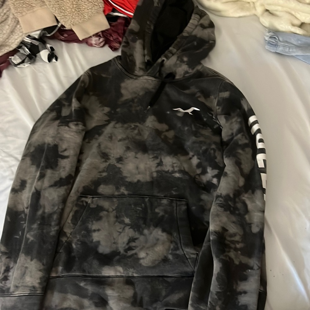 medium hollister hoodie had a little rip by the bird on the front is not visible